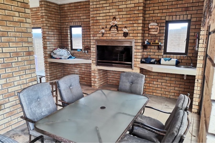 5 Bedroom Property for Sale in Bluewater Bay Eastern Cape